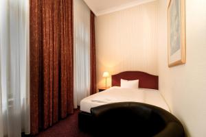 Una cama o camas en una habitación de Akzent Hotel Am Goldenen Strauss