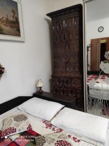 een slaapkamer met een bed, een dressoir en een spiegel bij Квартира в центрі міста in Lviv