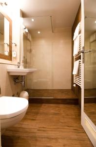 Un baño de Akzent Hotel Am Goldenen Strauss