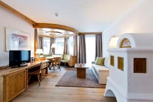 TV a/nebo společenská místnost v ubytování Traumhotel Alpina Superior --Luxushotel mit Badesee