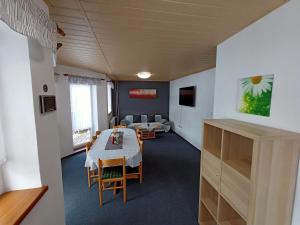 TV a/nebo společenská místnost v ubytování Apartmany Železná Ruda