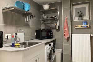 a kitchen with a sink and a washing machine at Modernes Apartment Nr3 nahe Reeperbahn bis 8 Personen in Hamburg