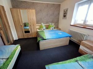En eller flere senger på et rom på Apartmany Železná Ruda