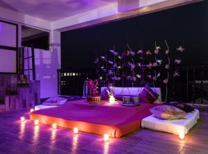 una camera con un grande letto con composizione floreale di Thor Villa, 5BHK-Private Pool-Cook-Caretaker ad Assagao