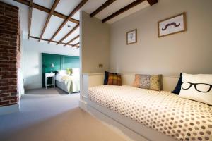 Ένα ή περισσότερα κρεβάτια σε δωμάτιο στο The Coach House