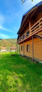 a building with a picnic table in front of it at Rosinka in Yaremche