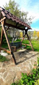 ヤレムチャにあるRosinkaの木製のベンチ