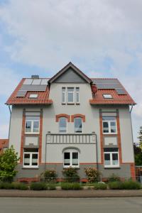 uma casa com painéis solares por cima em Ferienwohnung Woldemar em Detmold