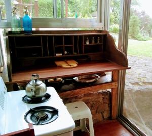 una cocina con encimera y hervidor de agua. en Casita de Piedra B&B en Villa del Dique