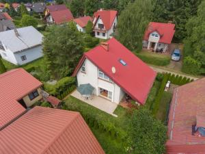 an overhead view of a house with a red roof at Bursztynowy Domek Poddąbie in Poddąbie