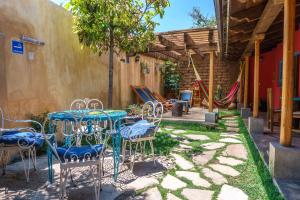 a patio with tables and chairs in a yard at Posada del Abuelito (Hostel) in San Cristóbal de Las Casas