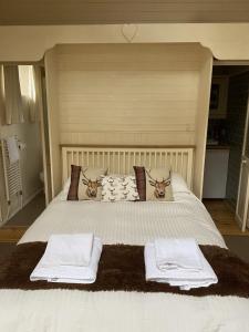 Una cama o camas en una habitación de Little Court Apartment