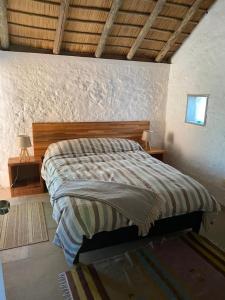 ein Schlafzimmer mit einem Bett und zwei Lampen an Tischen in der Unterkunft Ventorrillo de la Buena Vista in Minas