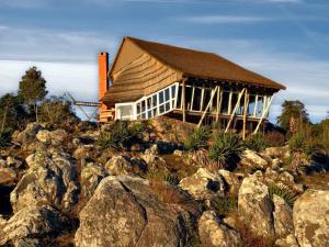 una casa en la cima de una colina con rocas en Ventorrillo de la Buena Vista, en Minas