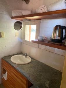 uma casa de banho com um lavatório e um espelho em Ventorrillo de la Buena Vista em Minas