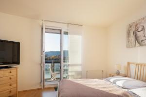 Postel nebo postele na pokoji v ubytování Sunny Apartment in Modřany by Prague Days