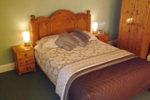 A bed or beds in a room at The Old Cider House 