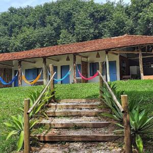 Sítio Tamanduá في بروتاس: منزل به درج أمام المنزل