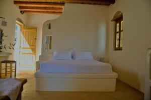 A bed or beds in a room at Pambelos Lodge