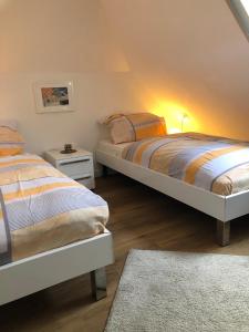 1 dormitorio con 2 camas y alfombra en Ferienwohnung Giese en Bleckede