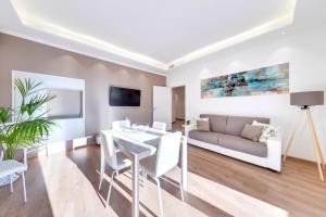 A television and/or entertainment centre at Ariston - Ciclabile Appartamento in CENTRO al mare con balcone