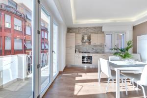 A kitchen or kitchenette at Ariston - Ciclabile Appartamento in CENTRO al mare con balcone