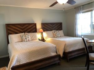1 dormitorio con 2 camas, mesa y ventana en The Mount Vernon Inn en Mount Vernon