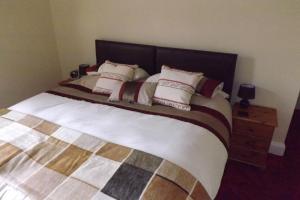 A bed or beds in a room at The Old Cider House 