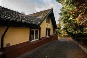 una casa con techo de baldosa y entrada en Willa Ostrzyce en Ostrzyce