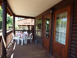 una veranda di una casa con tavolo e sedie di Zongororo Village of Ministry a Waterval-Onder