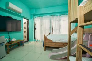 冬山鄉的住宿－momo民宿 溜滑梯，一间卧室配有双层床和电视。