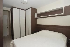Ένα ή περισσότερα κρεβάτια σε δωμάτιο στο Apartamento no centro de Bombinhas completo