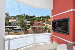 Μια τηλεόραση ή/και κέντρο ψυχαγωγίας στο Apartamento no centro de Bombinhas completo