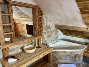 un bagno con una grande vasca e un lavandino di Charming chalet, 3 rooms, 6 to 8 persons, Meribel, Les Allues a Les Allues Altre 29 foto
