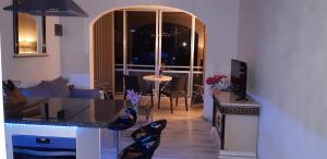sala de estar con mesa y sillas en una habitación en Top DUPLEX-DELUXE APPARTEMENT-ALBATROS, en Puerto de la Cruz
