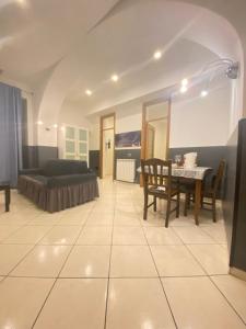 ein Schlafzimmer mit einem Bett und einem Tisch in einem Zimmer in der Unterkunft POSILLIPO 27 in Neapel