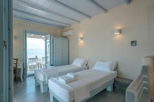 1 dormitorio con 2 camas y vistas al océano en Makares en Donoussa