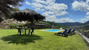 un grupo de sillas y una mesa junto a una piscina en Casa A Chairiña y A Revolta, en Arnoia