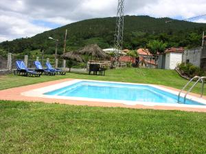 Piscina en o cerca de Casa A Chairiña y A Revolta