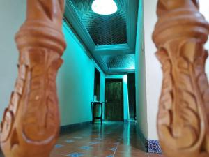 un couloir avec des murs bleus et un plafond dans l'établissement Posada Casa del Minero, à Mineral de Pozos