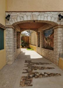 une arche dans un bâtiment avec une peinture sur le mur dans l'établissement Posada Casa del Minero, à Mineral de Pozos