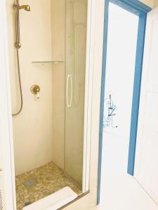 una doccia con porta in vetro in bagno di seahousevarazze a Varazze