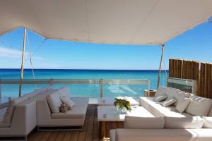 un soggiorno con divani bianchi e vista sull'oceano di Modern, 2 bedrooms, Aircon, pool & fiber optic in a quiet, private gated domain 5kms to St Tropez a Cogolin