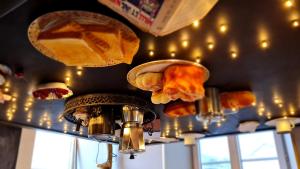 um monte de pão pendurado no tecto de uma cozinha em Studio renversant insolite em Sablé-sur-Sarthe