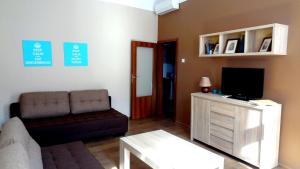 Televízia a/alebo spoločenská miestnosť v ubytovaní Nova Apartamenty Starówka Parking