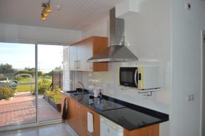 cocina con fregadero y fogones horno superior en Tavira Vacations Apartments, en Tavira