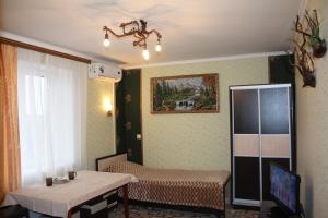 ピャチゴルスクにあるGuest House U Druzeyのベッドとテーブル付きの小さな部屋