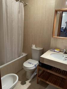 Ванна кімната в Sierra Nevada, Apartamento abuhardillado parking y wifi