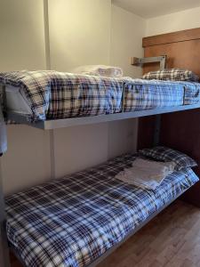 Двох'ярусне ліжко або двоярусні ліжка в номері Sierra Nevada, Apartamento abuhardillado parking y wifi