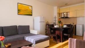 uma sala de estar com um sofá e uma cozinha em Каварна Хилс Апартаменти - Kavarna Hills Apartments em Kavarna